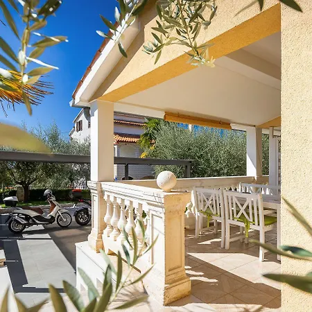 Malerisches Mit Mediterranem Garten, Babybett, Waschmaschine, Terrasse - Hundefreundlich * Poreč