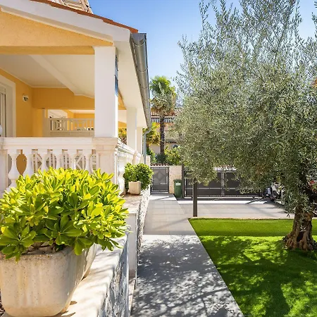 Malerisches Mit Mediterranem Garten, Babybett, Waschmaschine, Terrasse - Hundefreundlich Apartment *