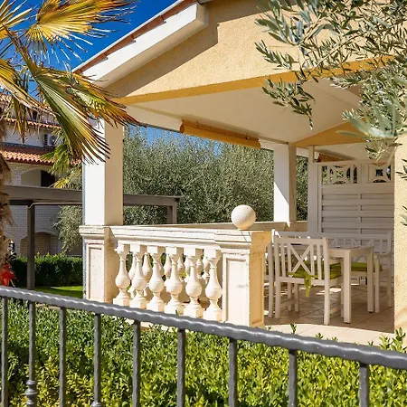 Appartamento Malerisches Mit Mediterranem Garten, Babybett, Waschmaschine, Terrasse - Hundefreundlich *